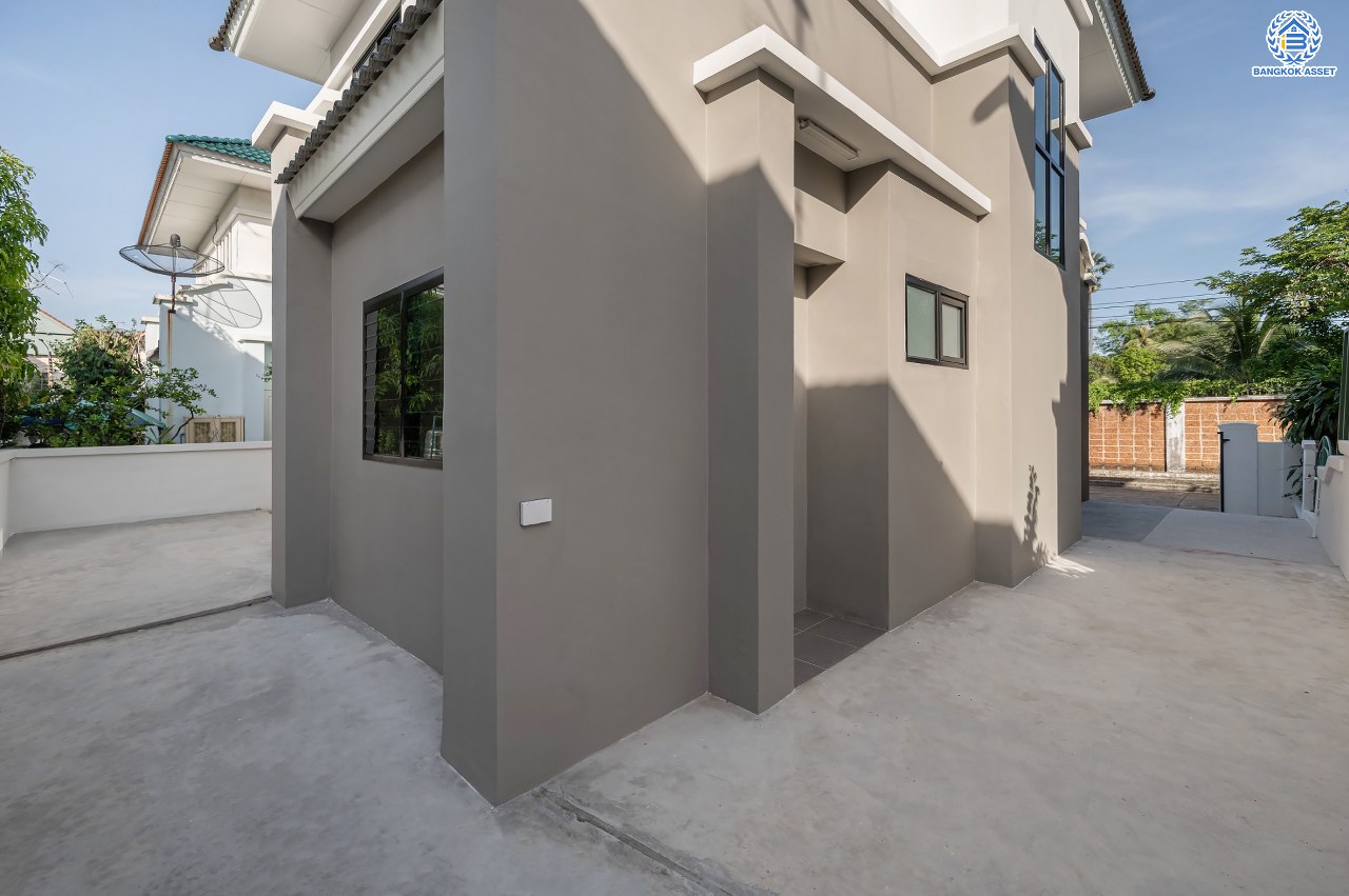 บ้านมือสองตกแต่งใหม่ แบรนด์ Q.House โครงการ ลัดดารมย์ ปิ่นเกล้า เนื้อที่ 53.1 ตร.ว. พื้นที่ใช้สอย 211.5 ตร.ม. ฟังก์ชันจัดเต็ม 3 ห้องนอน 2 ห้องน้ำ จอดรถได้ 2 คัน บนทำเลศักยภาพ ใกล้เซ็นทรัลเวสต์เกต, วงเวียนพระราม5, ทางด่วน "กาญจนาภิเษก" และรถไฟฟ้า "สถานีตลาดบางใหญ่"